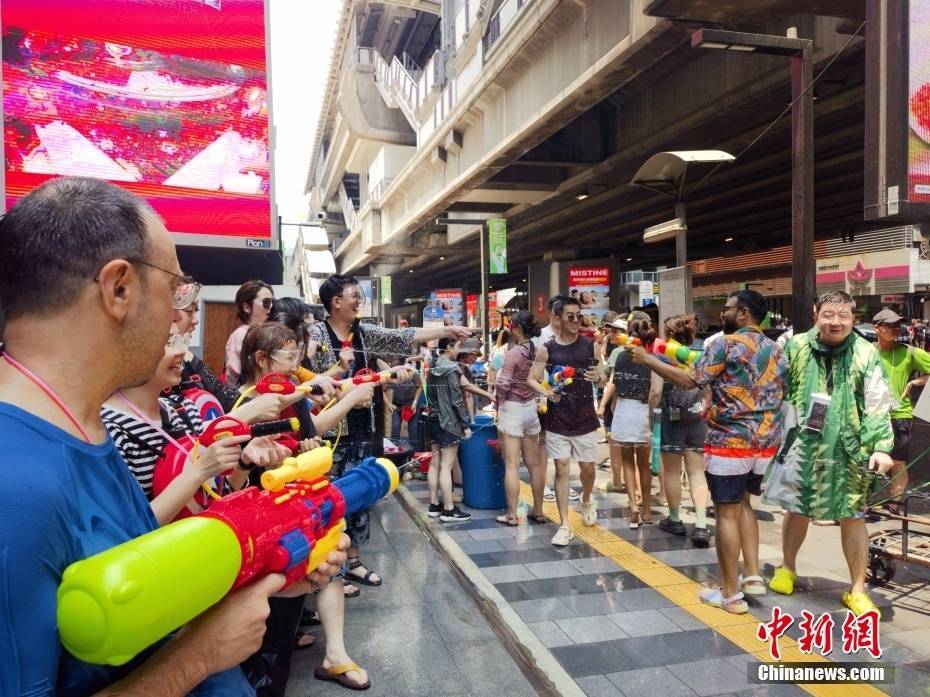 泰国曼谷欢度泼水节