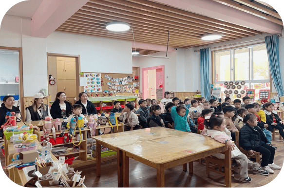 跟岗教师与幼儿园大班小朋友们一同前往梅兰芳纪念馆和桃园,开启春游