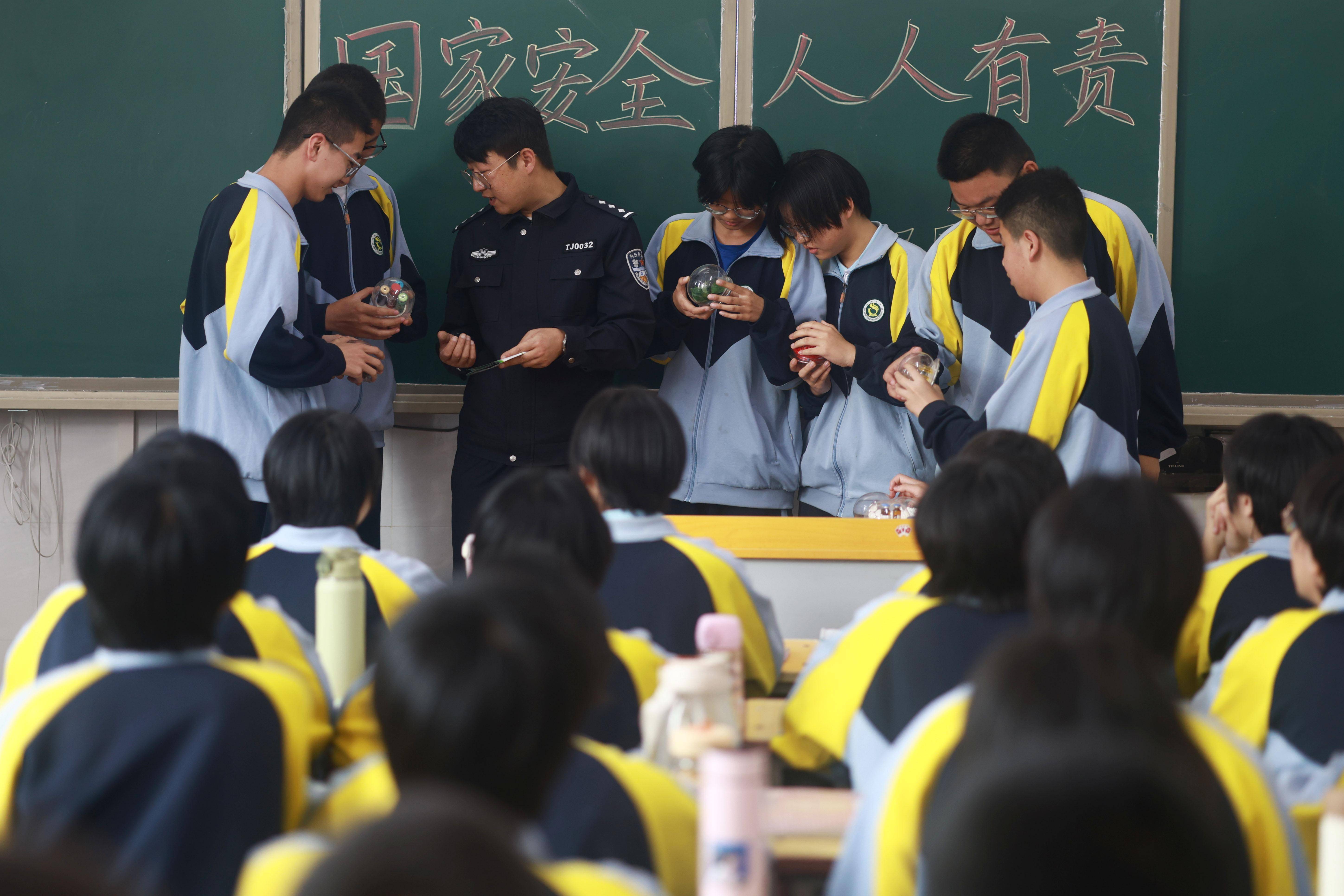 4月13日,民警在河北省邢台市内丘县内丘中学给学生们讲解禁毒知识.