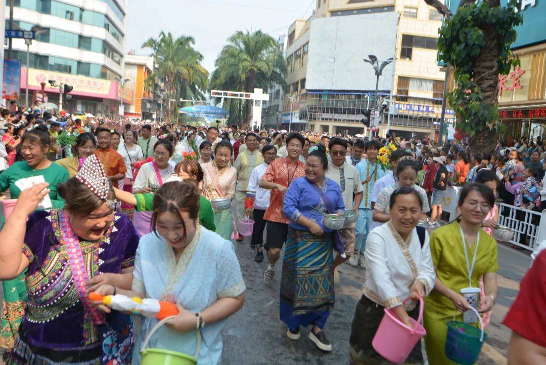 千景之谷花朝水悦景谷2024年采花泼水节系列活动万人赶摆震撼上演