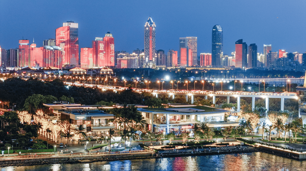 街尽览海口湾夜景在海口湾外滩酒吧商业街沿着海口湾步道慢行感受前所