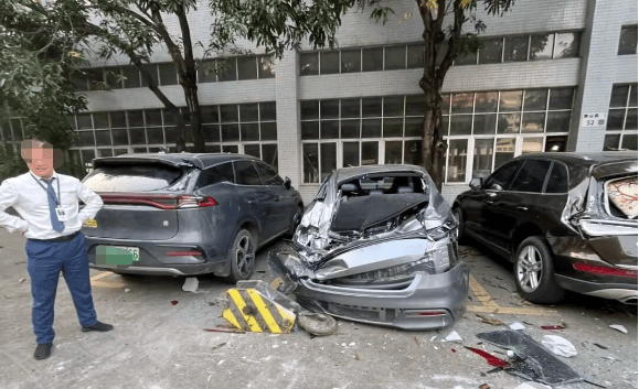 深圳一吊车操作时突然侧翻6辆小汽车被砸受损原因竟是