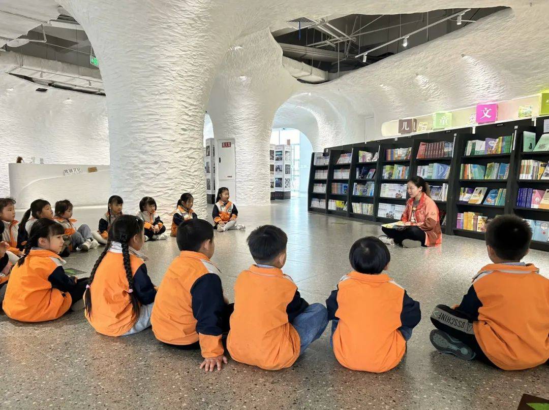 【主题活动】"走进图书馆" 童年有书 未来有梦_幼儿园_绘本_孩子