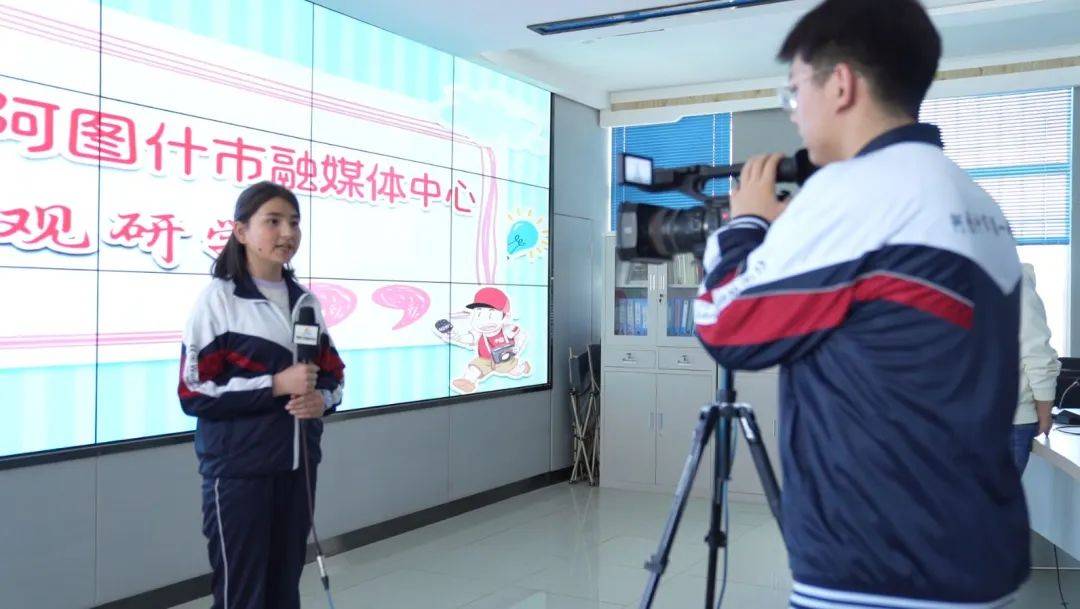 小记者大视界阿图什第一中学小记者走进融媒体感知新课堂