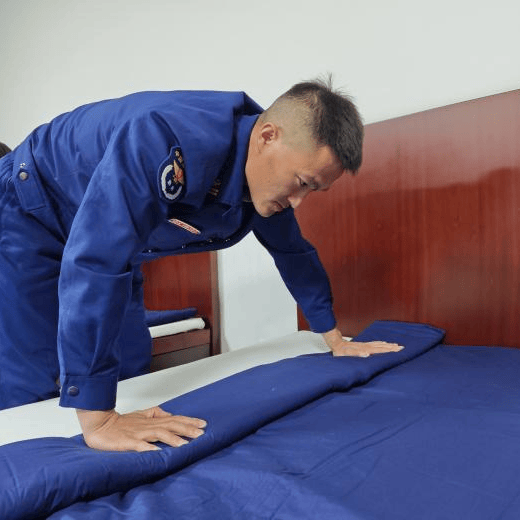 用一句话来总结叠被子,就是"三分叠七分修",被子经过反复折叠,挤压