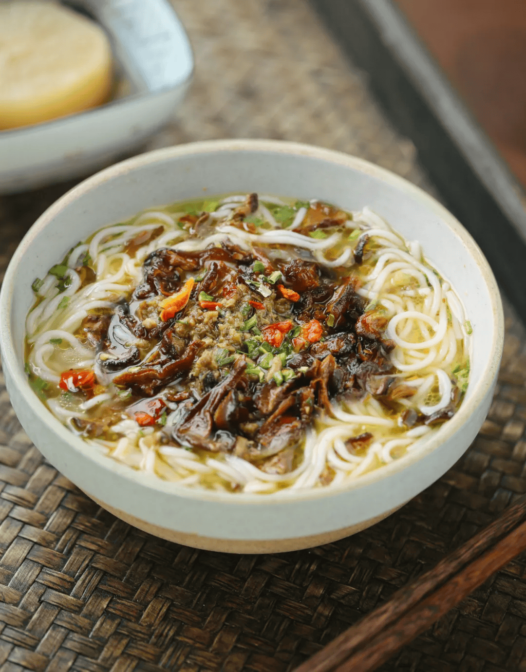 松茸土鸡汤加菌菇10分钟还原地道的云南米线