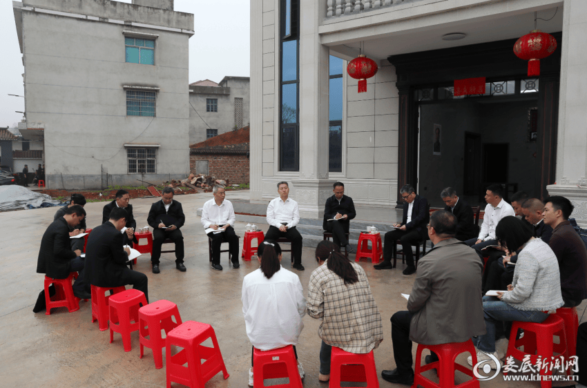 4月14日,娄底市委副书记,市长曾超群赴涟源市桥头河镇甘冲村调研