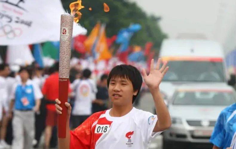 后来,他还光荣地成为了当年奥运会的一名火炬手.