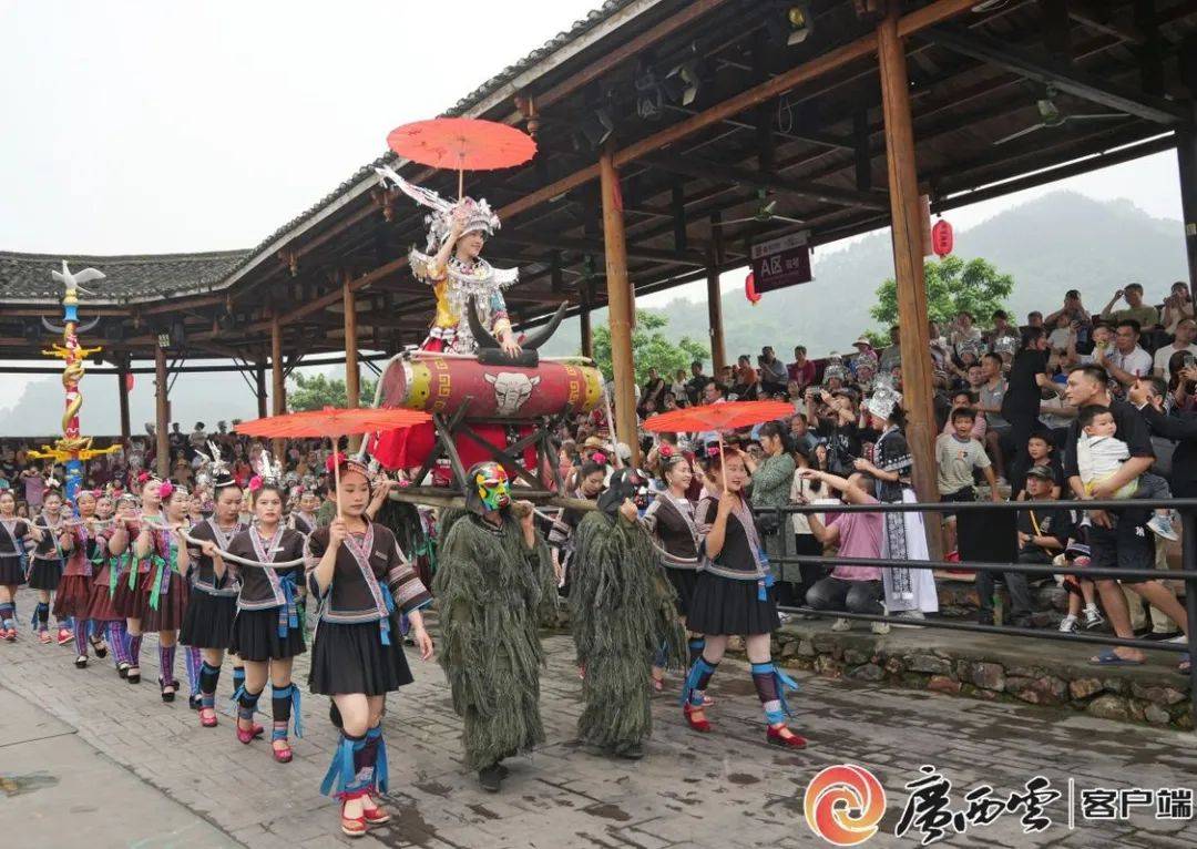 龙涛 摄4月11日,都安瑶族自治县职业高中的同学们在三岛湾景区表演