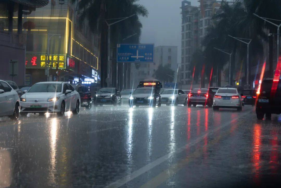 马路上下雨的真实照片图片