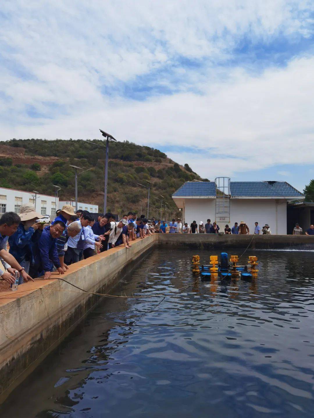 防渗处理关键技术论坛的部分代表赴云南省文山州德厚水库开展技术调研