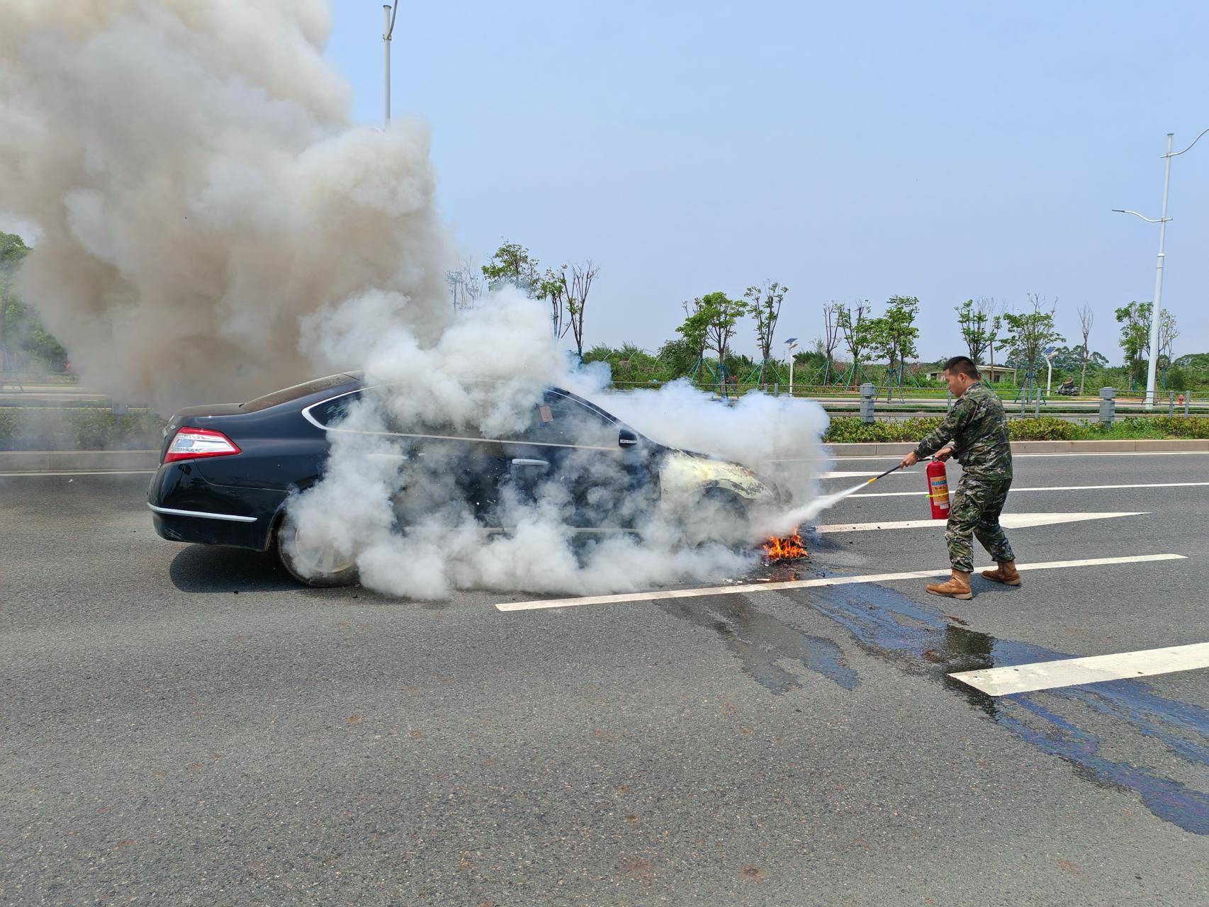 汕头一辆私家车发动机过热突发自燃冒出滚滚黑烟,他们挺身而出!