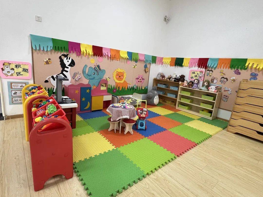 提供生活照料,安全看护,平衡膳食和早期学习机会,与幼儿园小班从生活