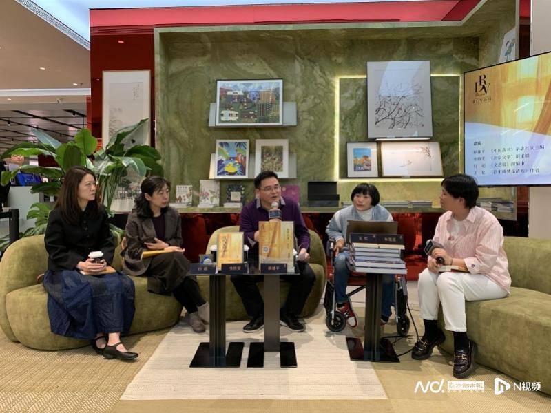 著有长篇小说《冬日焰火》《夏日秋千》,短篇小说集《不虚此行来看你