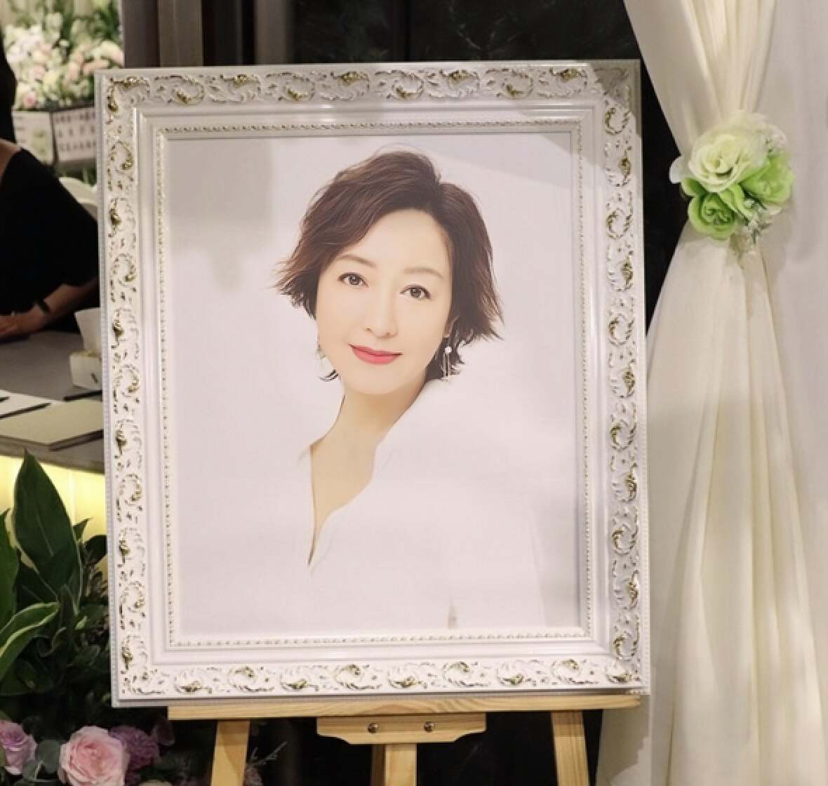 这次设灵仪式,黎明诗的好友,包括:何婉盈,梁思浩,林志美以及钱小豪