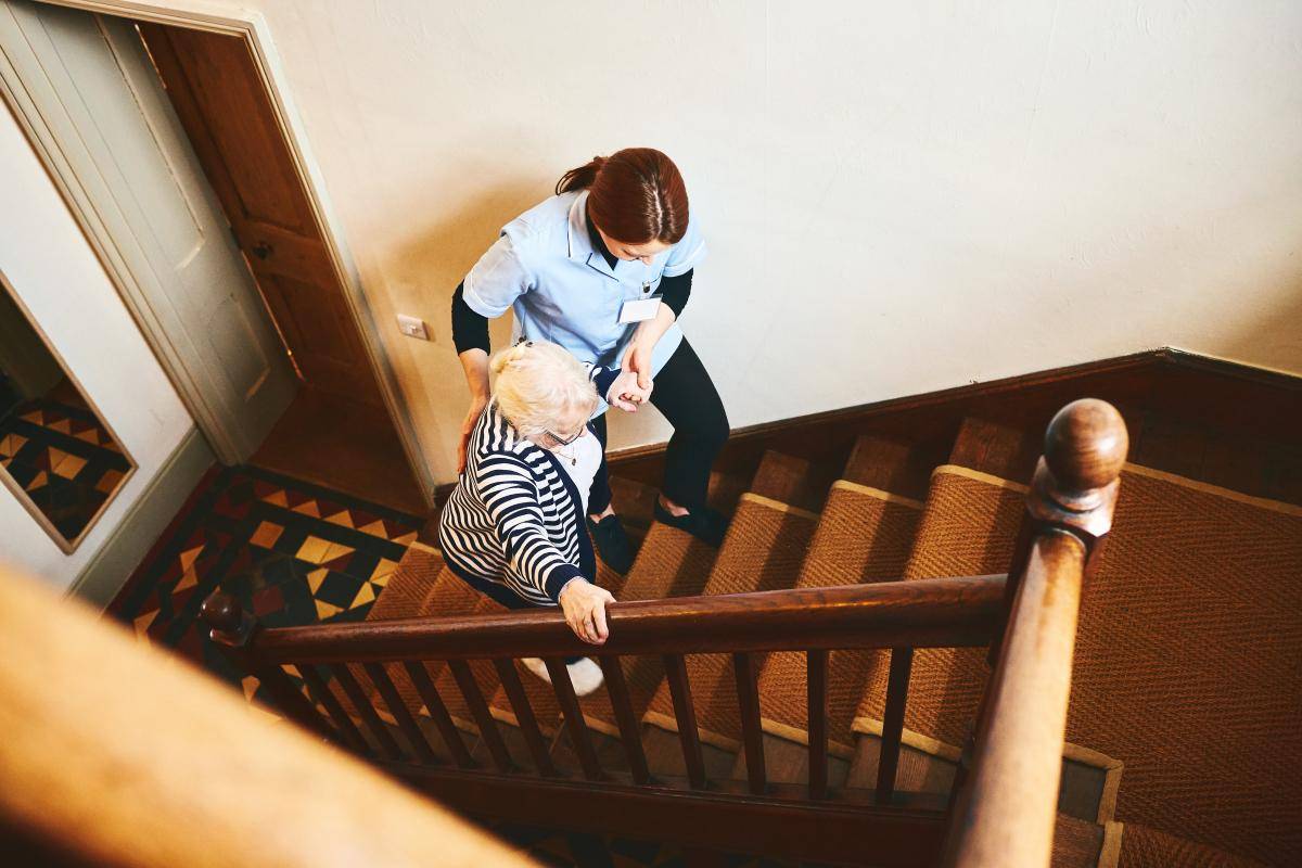 怀孕期间爬楼梯，真的能生吗？揭示这种说法的科学性！_运动_风险_孕妇