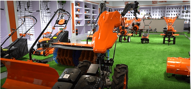 ",该产品遥控距离可达600米,加宽履带设计可在40度的陡坡畅通无阻