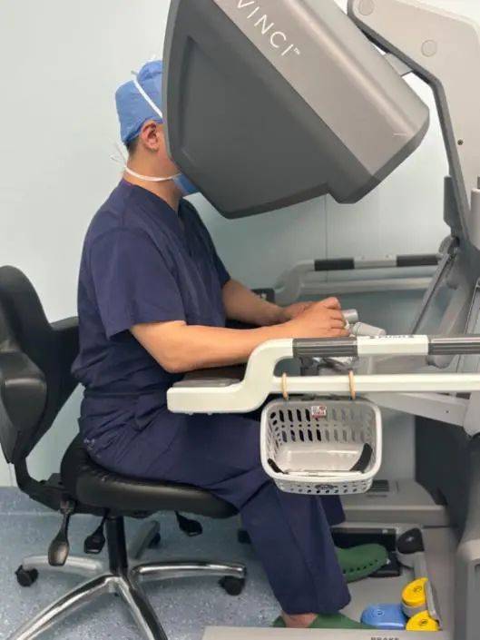 【朝医新闻】泌尿外科团队一日实施两例机器人辅助复杂尿路修复手术
