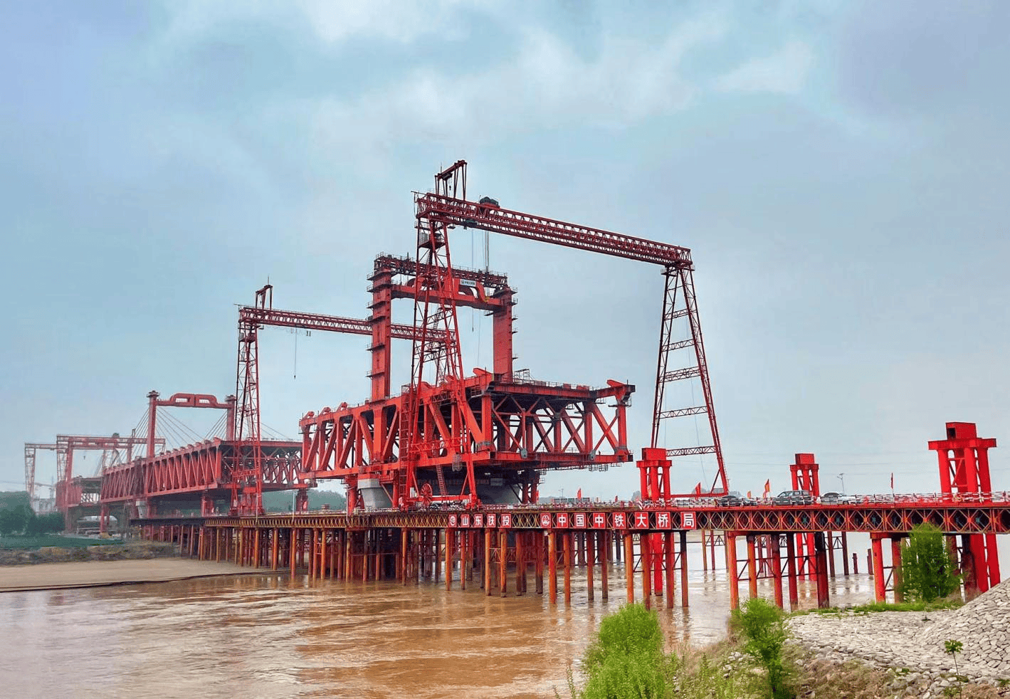 济滨高铁济阳黄河公铁大桥主塔全部完成