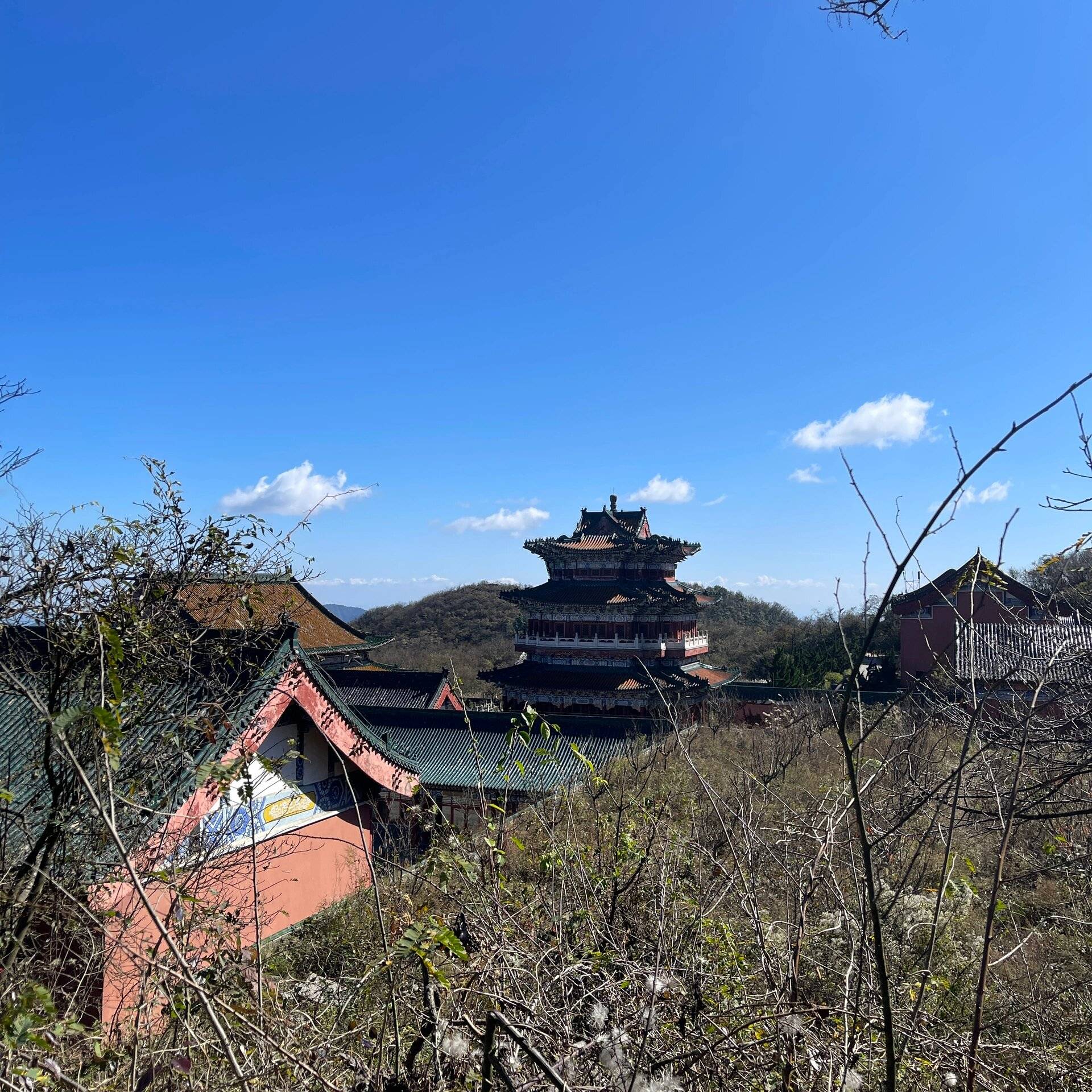 探索世界自然遗产——黄龙洞,欣赏地下世界的奇观,如瑶池,定海神针等.
