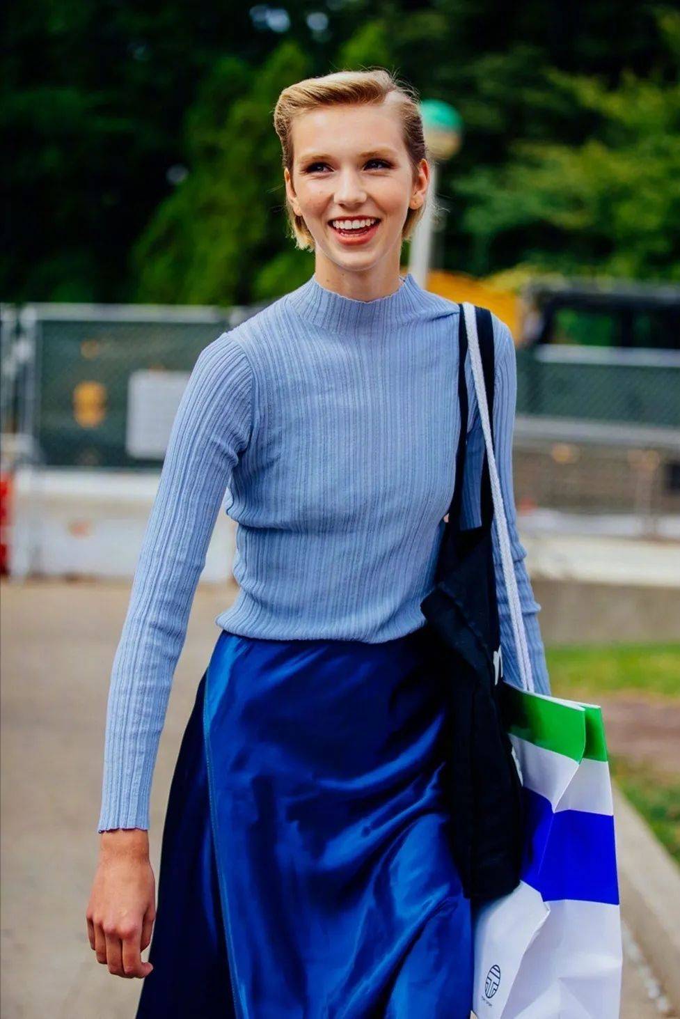 今年夏天"雾霾色"火了!显白高级不挑人穿,好看极了!