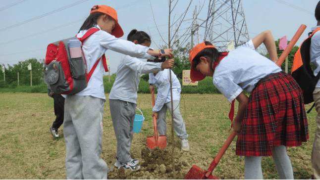 时代文明实践站联合彩虹社工机构在辖区内幼儿园开展"童心绘就七彩梦