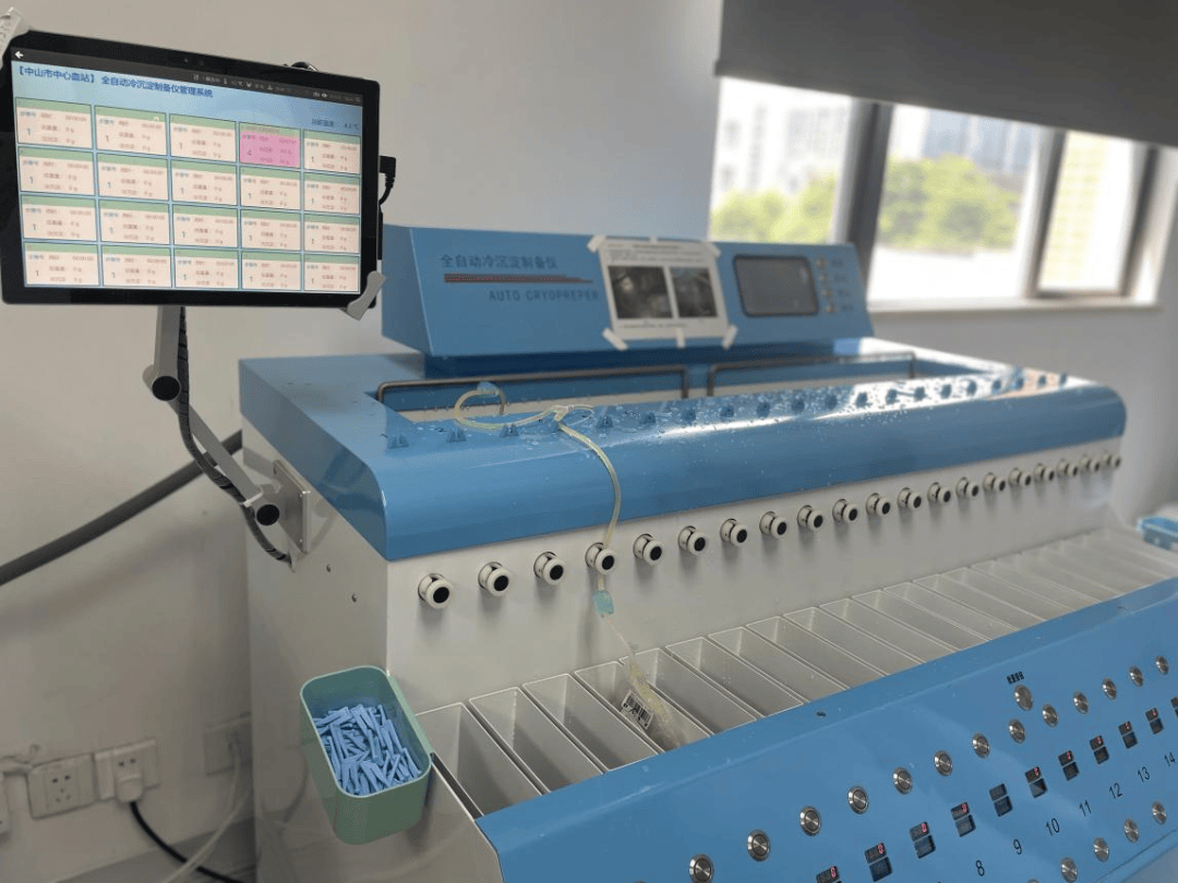 检查设备处于正常状态,开启血浆解冻箱或全自动冷沉淀制备仪(可提前