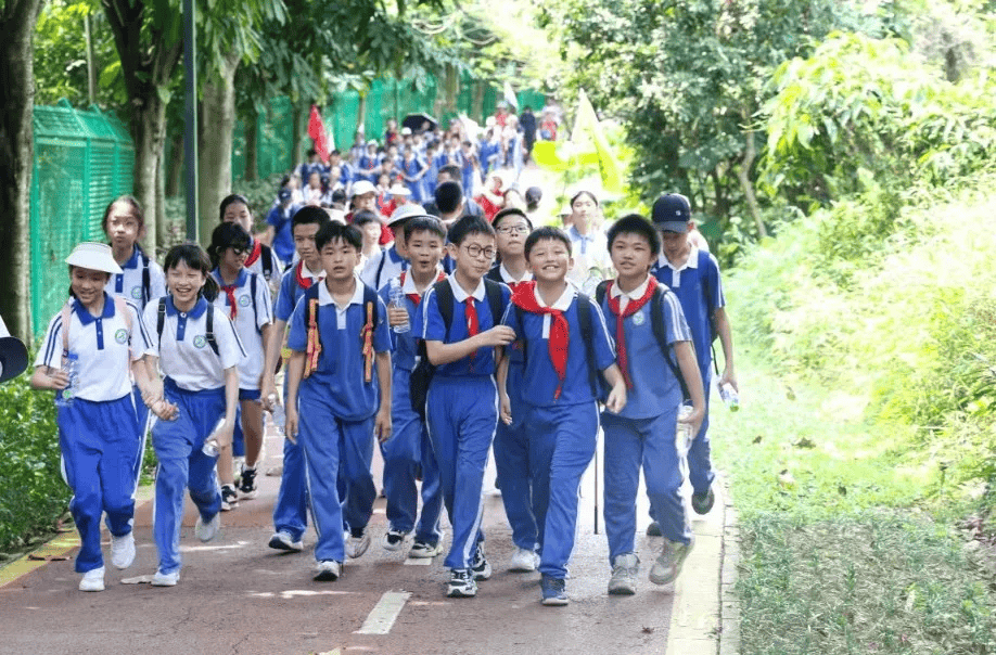 深圳上千名小学生,完成20公里远足挑战!