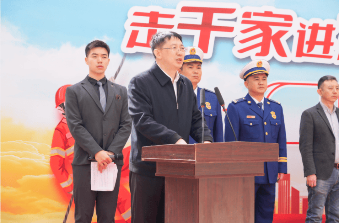 哈尔滨市消防救援支队副支队长李岩,区应急局局长冯克昕,哈尔滨市公安