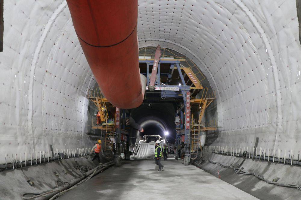 西十高铁最长隧道图片