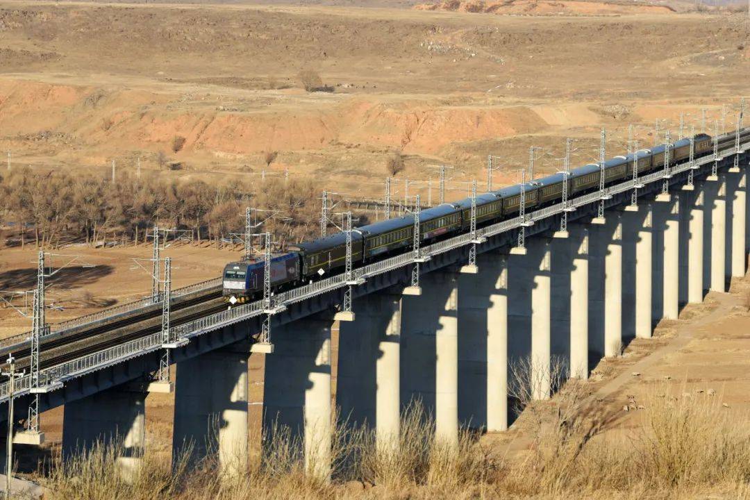 3%!_旅客_铁路_草原