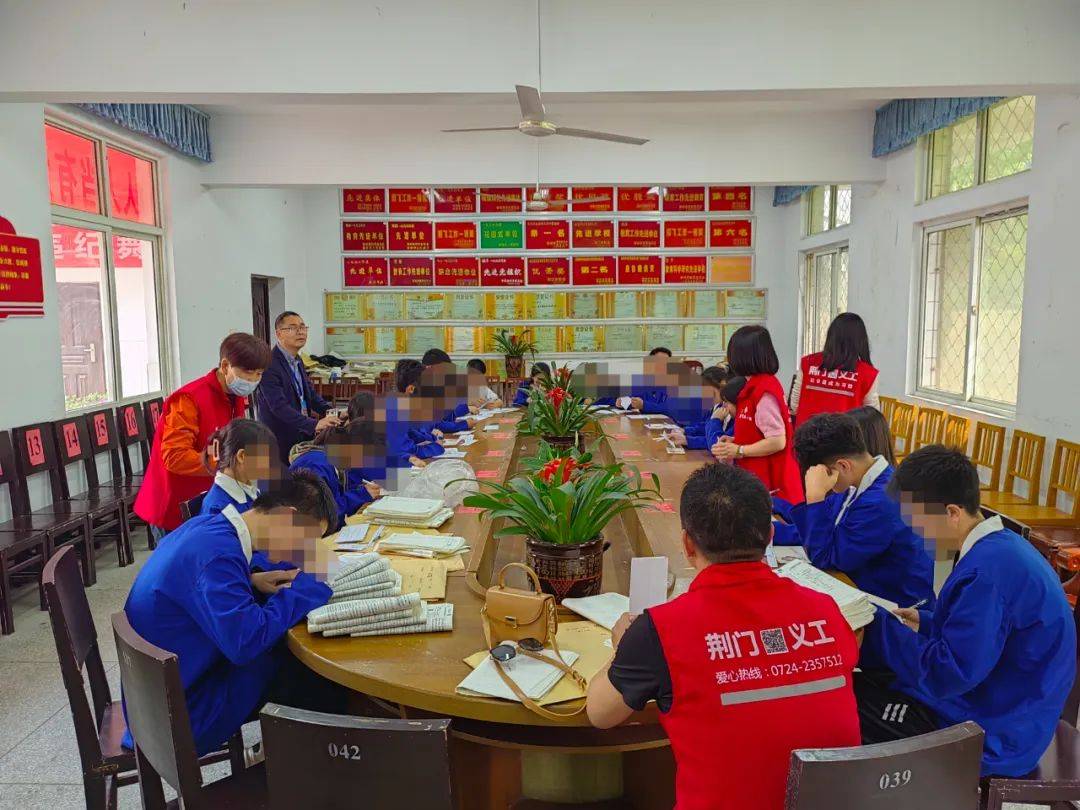 2  4月14日 为京山一中和钟祥一中,钟祥三中受助学生发放助学款(参与