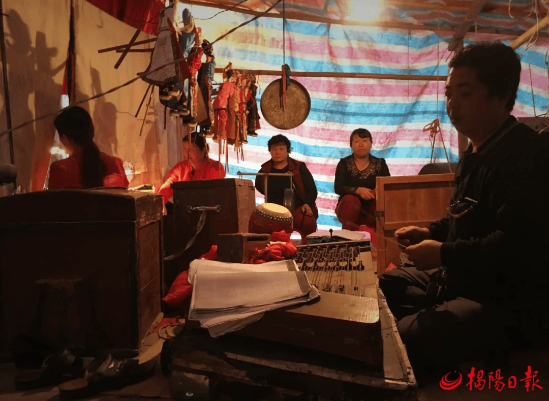 南宋时期,皮影戏随着南渡的中原遗民传入潮汕地区.