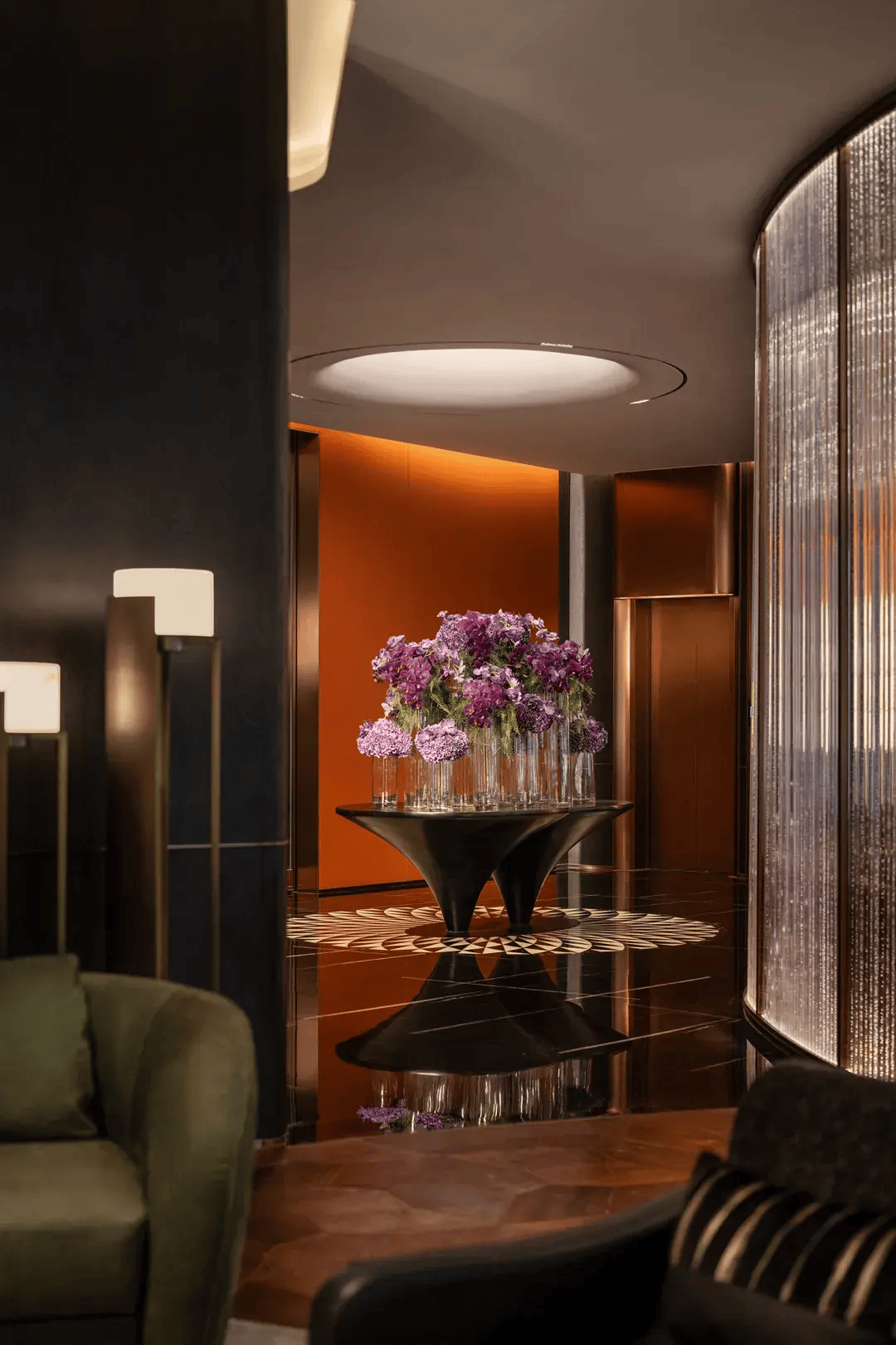 理想的人居被视为如艺术画廊般的空间,一件特定的家具,灯具,雕塑或