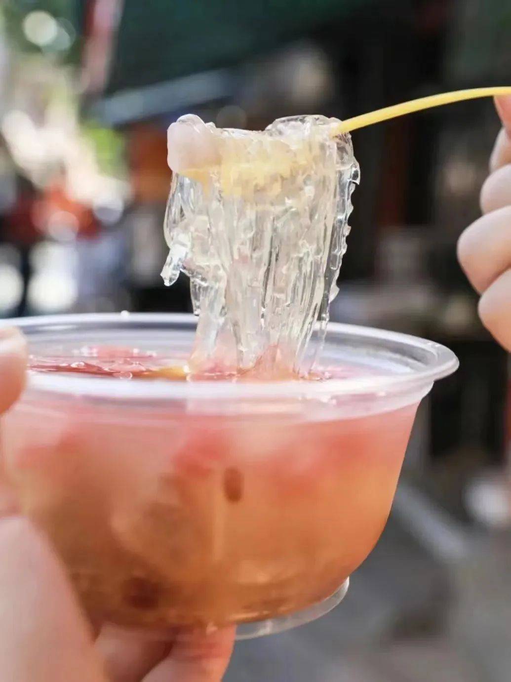 石花膏有百年历史,以石花草为原料,纯手工制作,天热食之可清凉降火气.