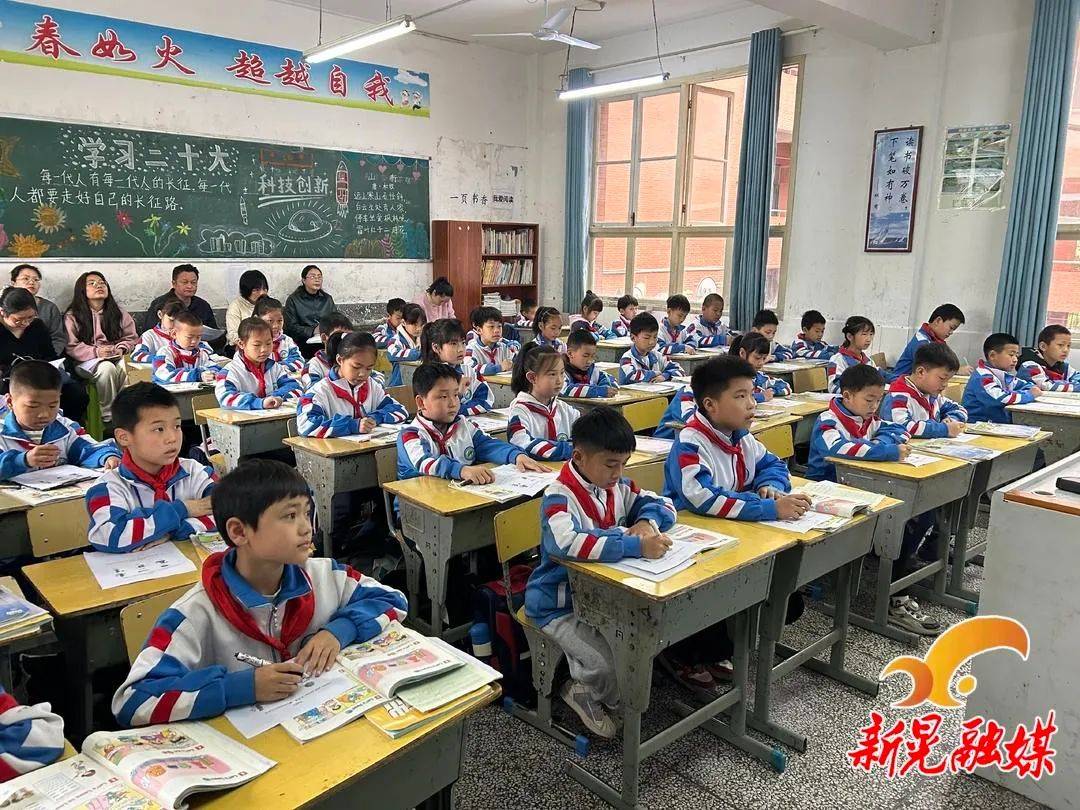 晃州镇兴隆完全小学举行第三届青年教师课堂教学比武活动