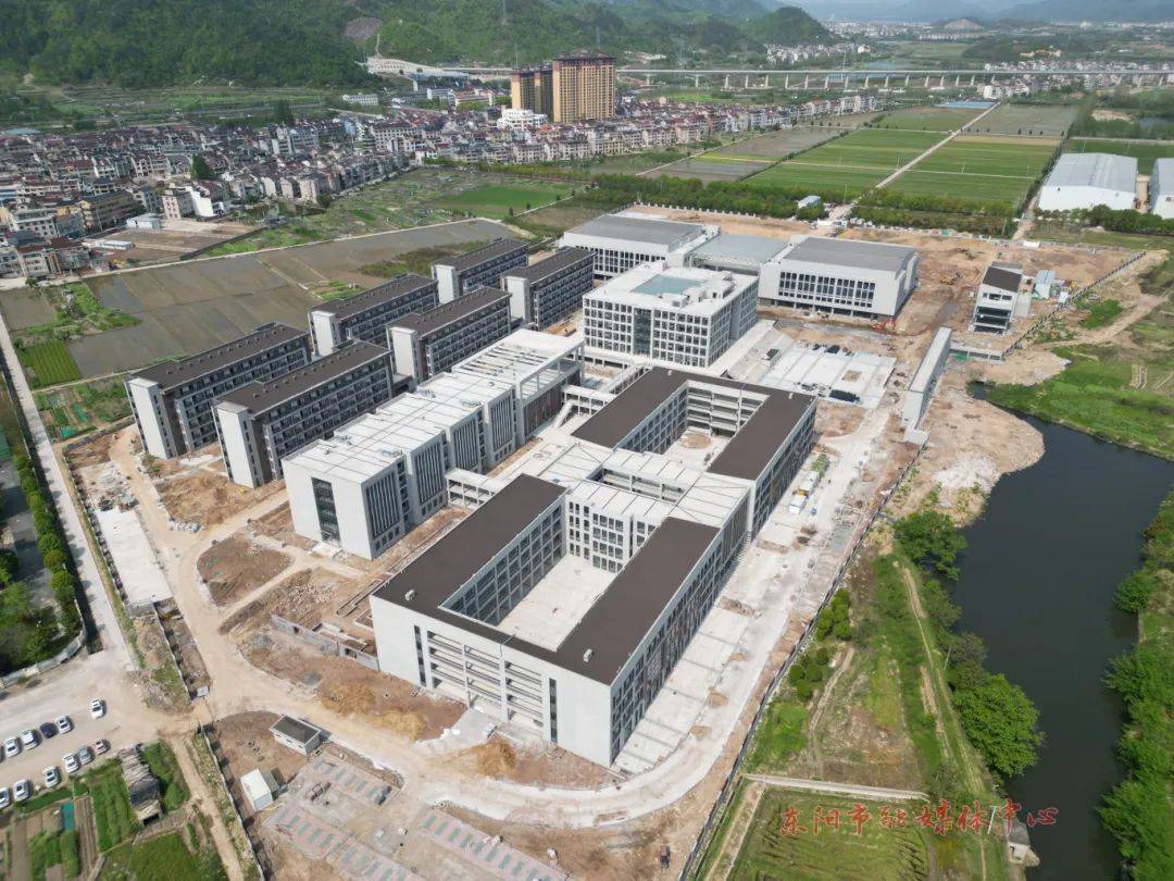 据了解,东阳市第四高级中学新建项目总占地面积约177亩,一期规划教学