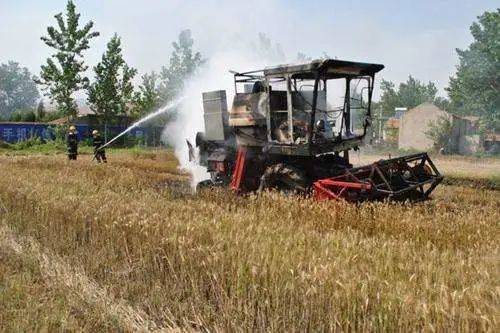 严禁穿拖鞋操作机械,联合收割机作业时必须带防火帽,灭火器及其它必备