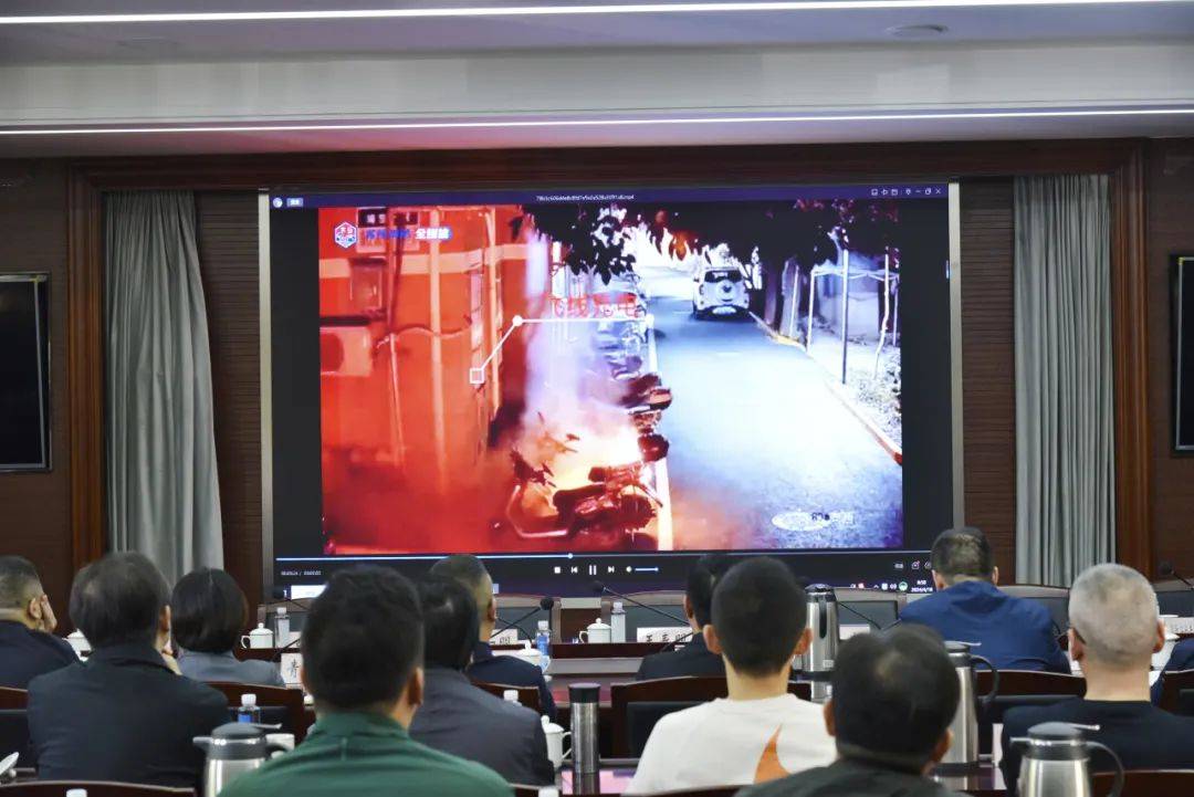 会前，全体参会人员集中观看了消防警示教育片。