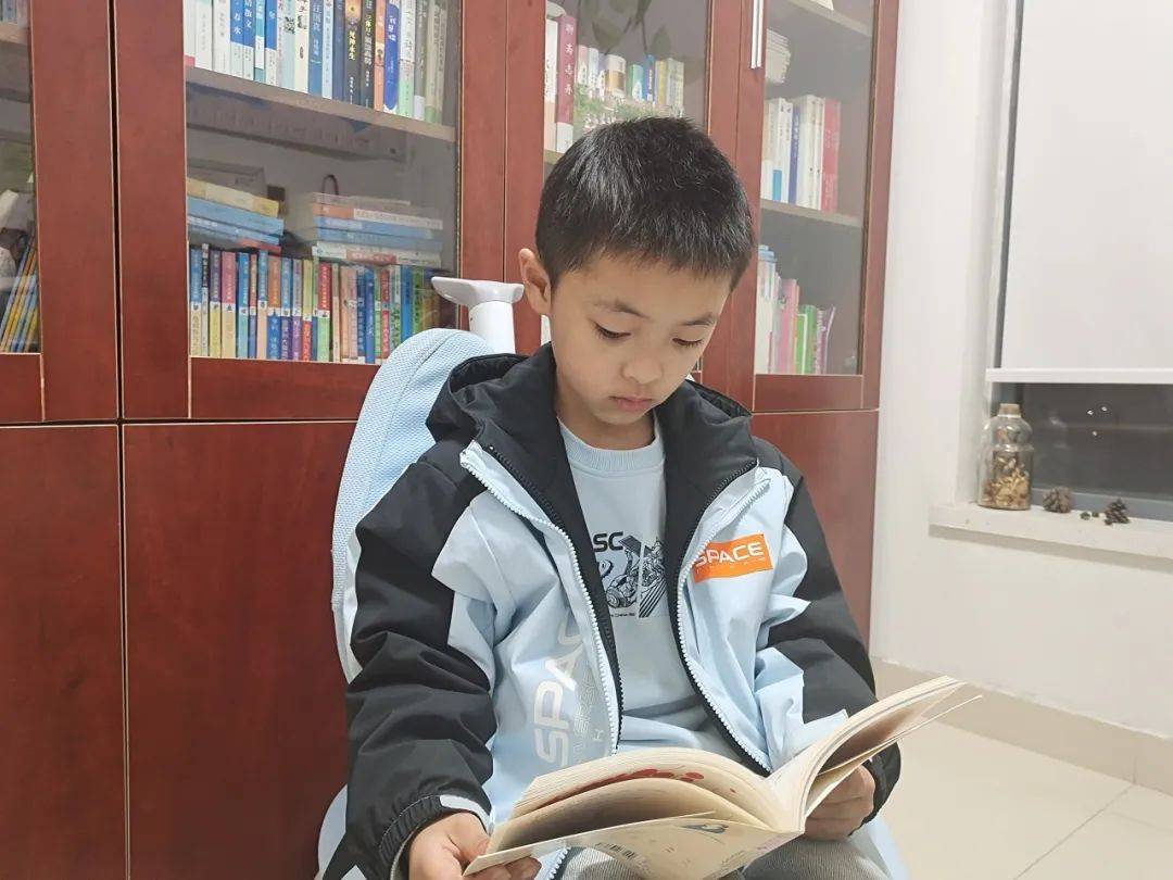 不会写话,无话可写的情况发生,升到幼儿园中班后我和他商量练习写日记