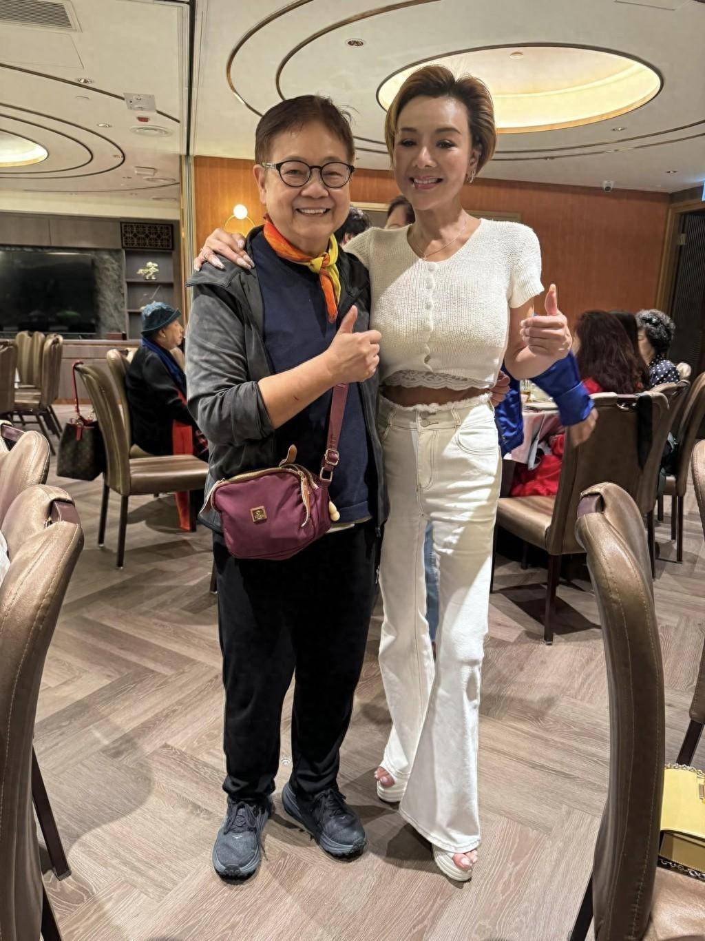 走出男友离世阴霾直击58岁叶子楣拜观音求赐良缘虔诚到极点