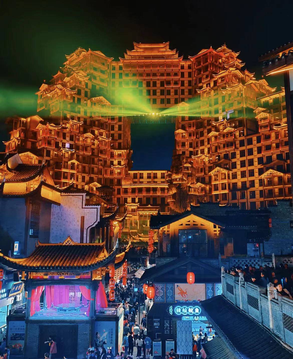 公共交通便利,景区之间有公交和索道连接,自驾游者也可轻松抵达各个