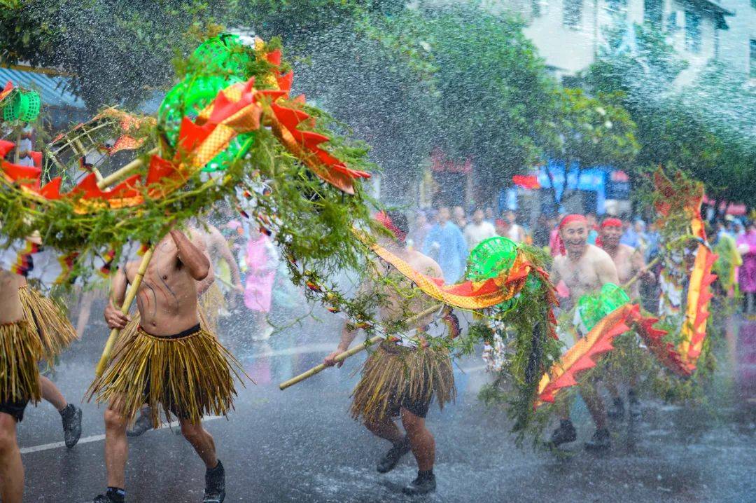 云云的泼水节没赶上没关系贵贵也有自己的泼水节水龙节等你来