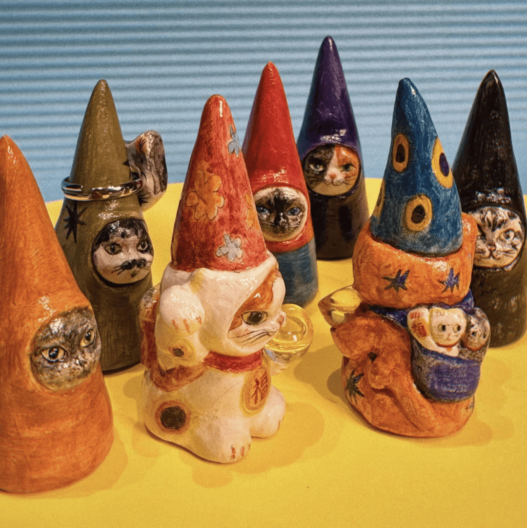 纸雕塑猫狗摆件和粘土招财猫,均可定制化.