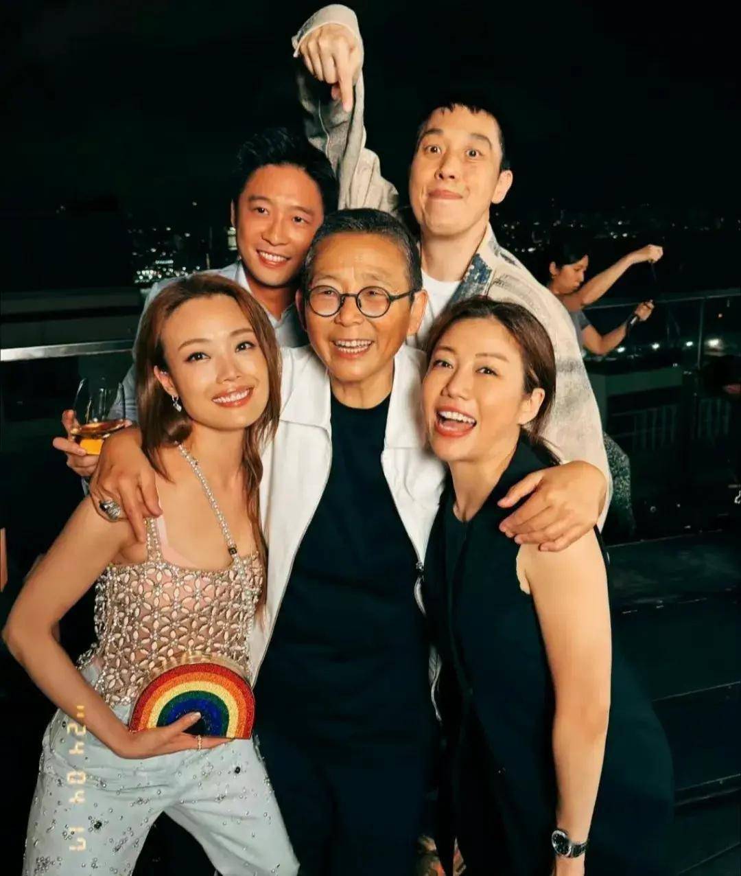 但她在香港可是出了名博学多才,与林燕妮,白韵琴,狄娜,施南生等一并被