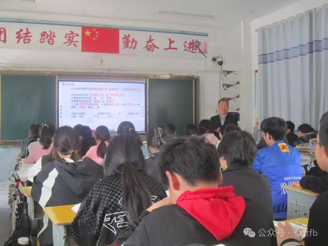 活动前,大庄中学英语,生物教研组积极帮助参加教研活动的老师打磨课程