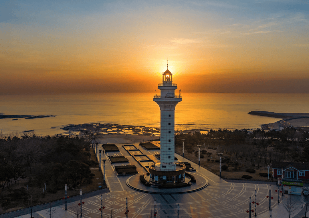 当夕阳西下,灯塔风景区天边那抹退去的光辉在海面上镀金,带上你的相机