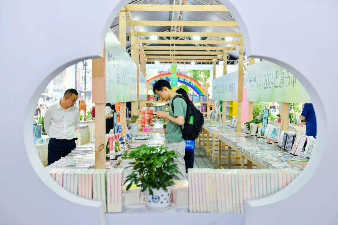 世界读书日前夕,这个地方的书展火了_重庆_展销_新华