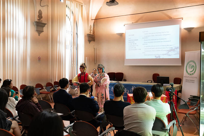 一群中国大学生唱响《牡丹亭》_上海昆剧团_演出_文化