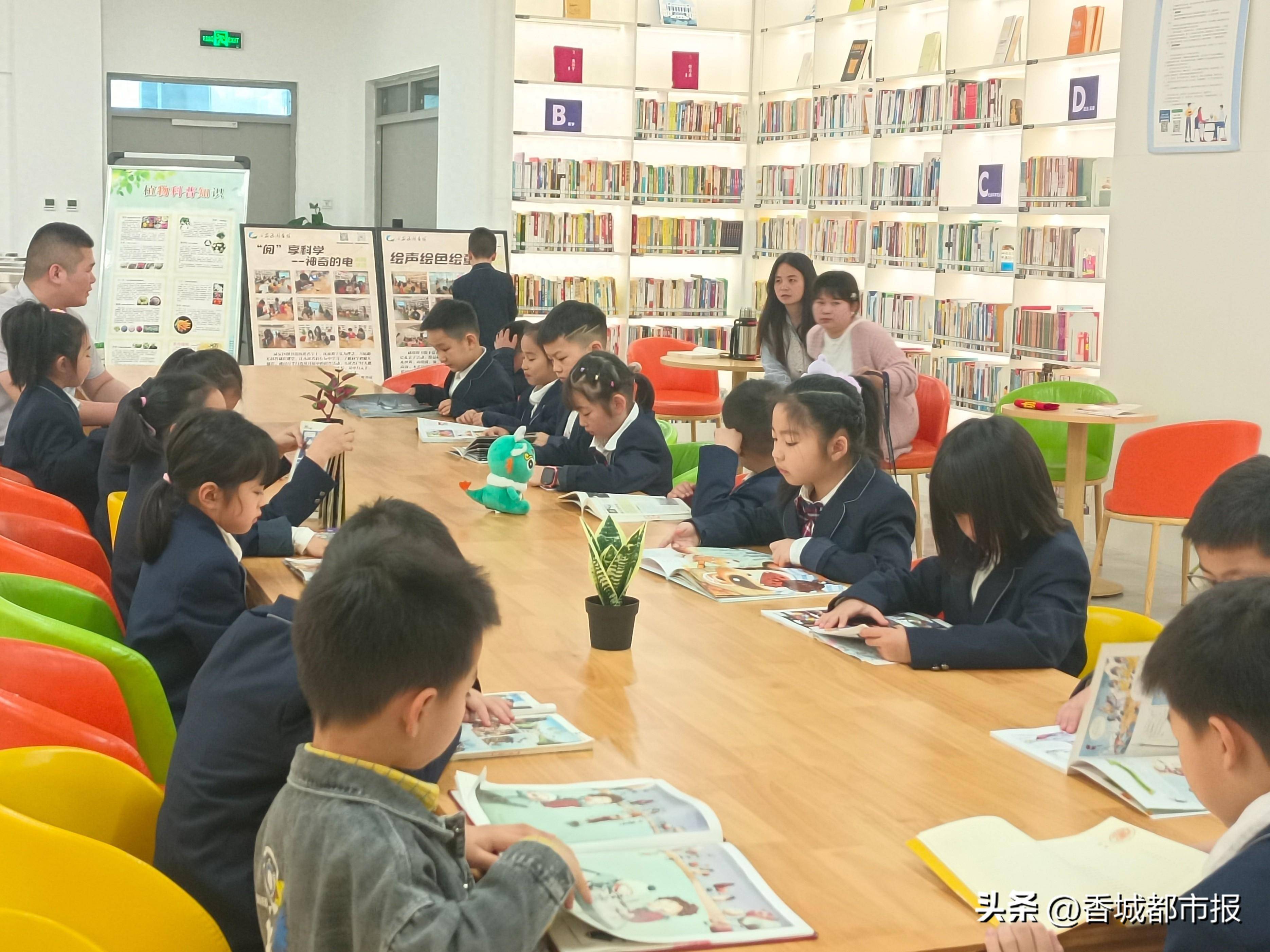 咸宁市第二小学阅读课搬进图书馆